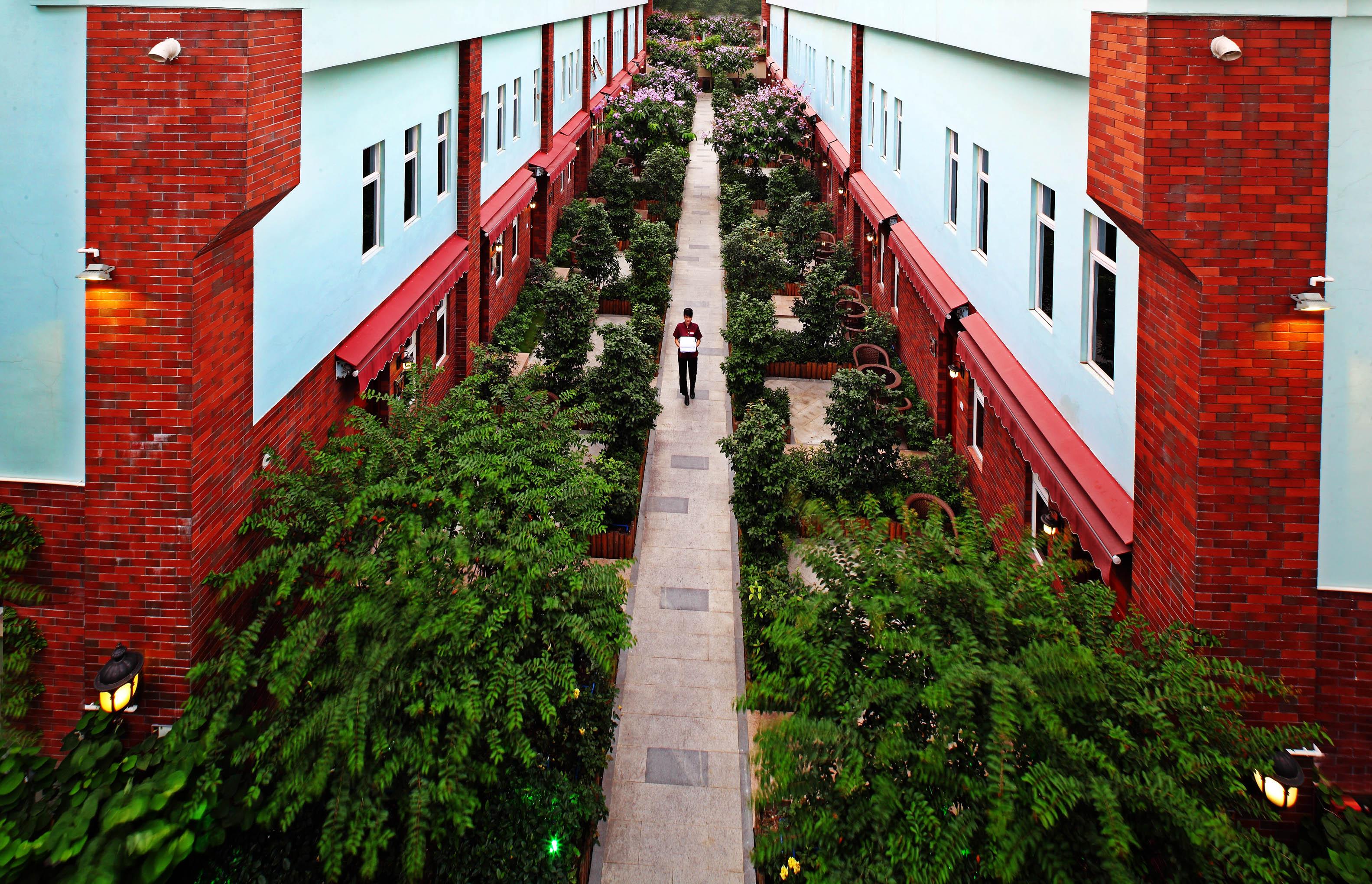 Royal Garden Hotel Гуанчжоу Экстерьер фото