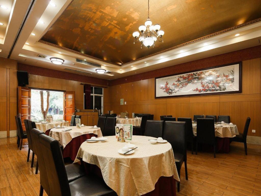 Royal Garden Hotel Гуанчжоу Экстерьер фото